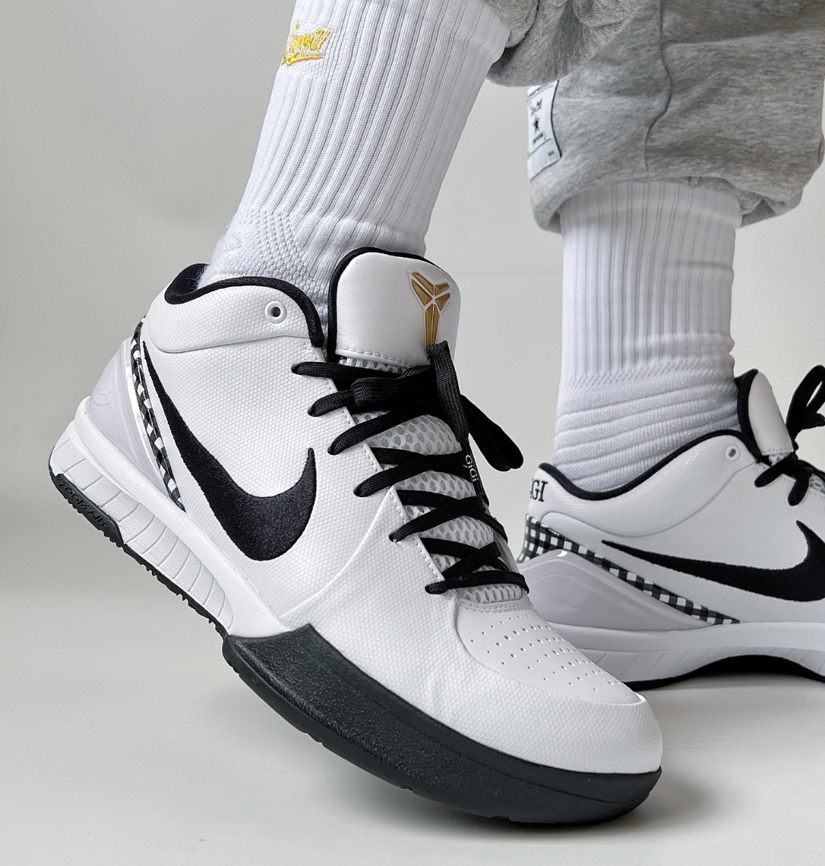 Nike Kobe 4 Protro 科比4 Gigi 曼巴白黑低帮 篮球鞋 FJ9363-100