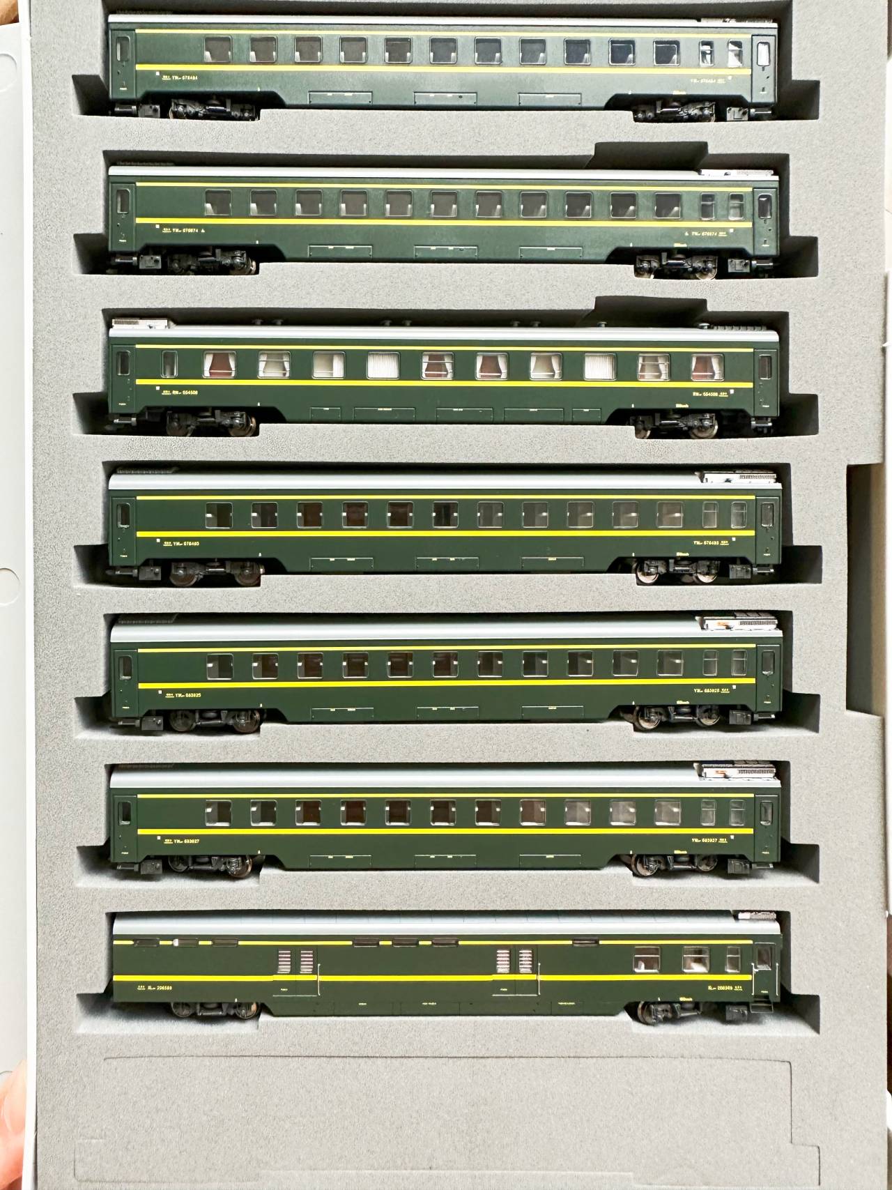 刷绿25TN比例现货10-004C10-087 25T客车模型 满编RW19T高包客车