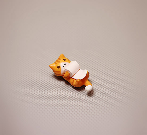 日本散货公仔躺着卷纸的小黄猫 高约3.5厘米 绝版再临 办公桌萌物