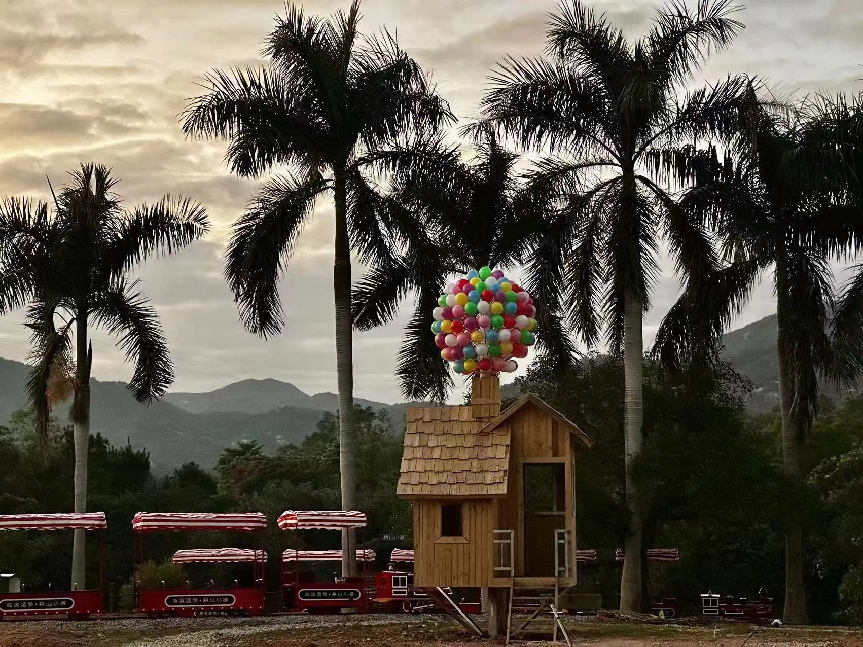 彩色气球小飞屋旅游木屋玻璃钢雕塑网红拍照打卡室外户外美陈摆件