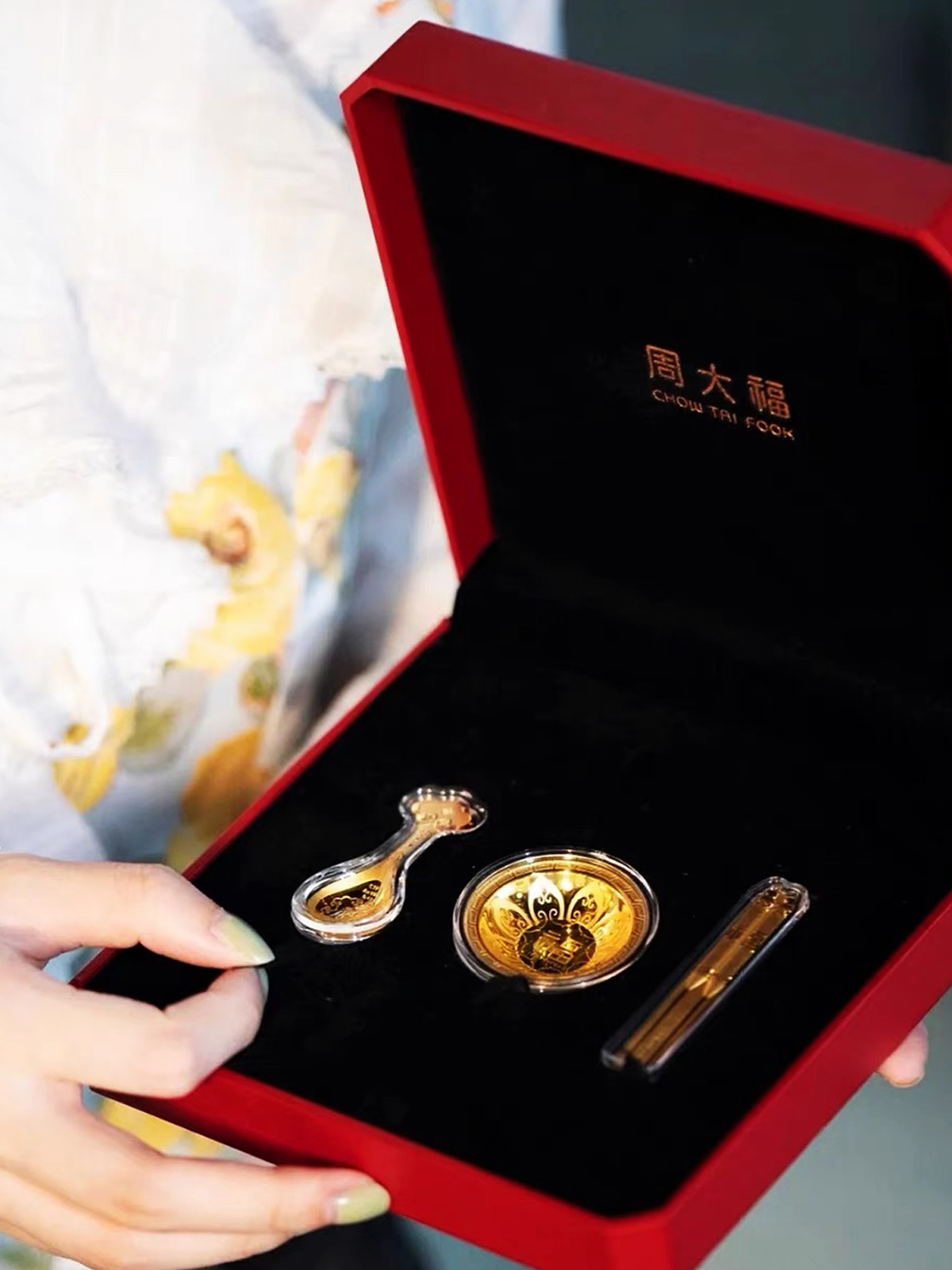 周大福代购金碗筷勺三件套足金黄金金片礼盒套装满月礼定价EOR761