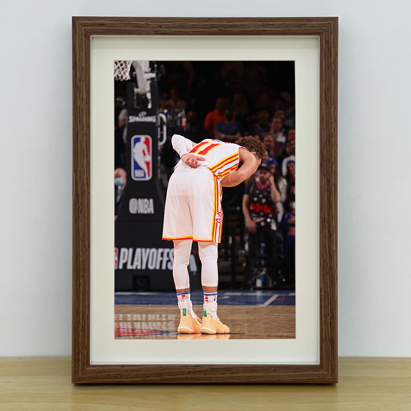 NBA篮球老鹰特雷杨中空相框摆台装饰画球星照片海报挂画生日礼物