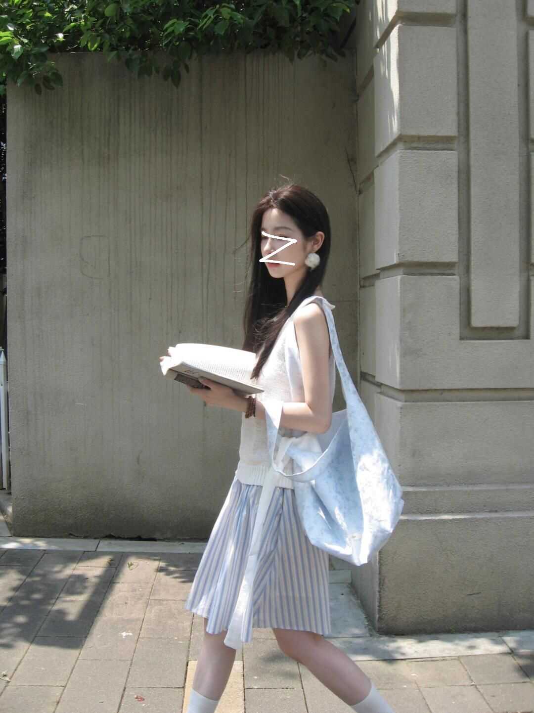 韩系小清新白色外穿针织背心上衣女蓝色条纹半身短裙夏季套装