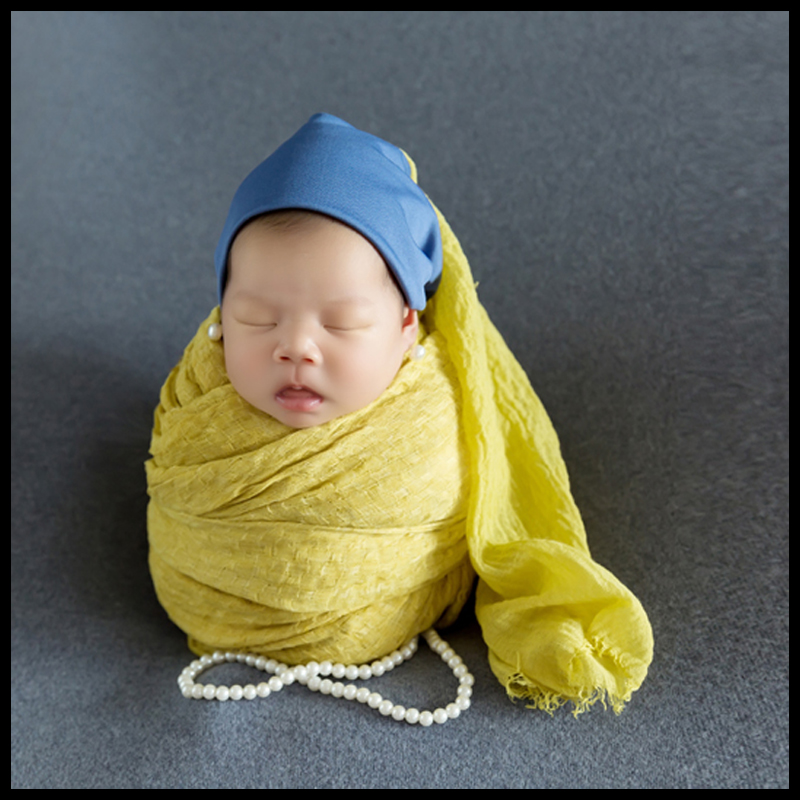新生儿摄影道具满月戴珍珠耳环的少女套装头巾帽子百天宝宝照裹布