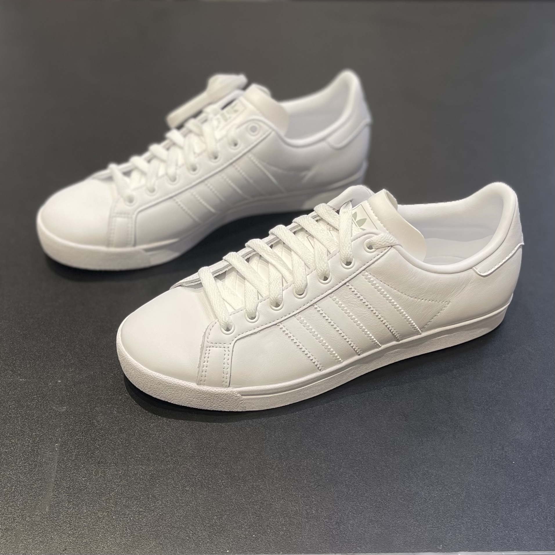 Adidas/阿迪达斯男子新款皮质小白鞋低帮透气运动休闲板鞋EE8903