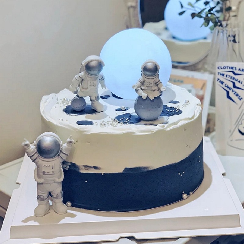 宇航员烘焙蛋糕装饰品网红发光月球灯太空人摆件酷炫星球灯插件