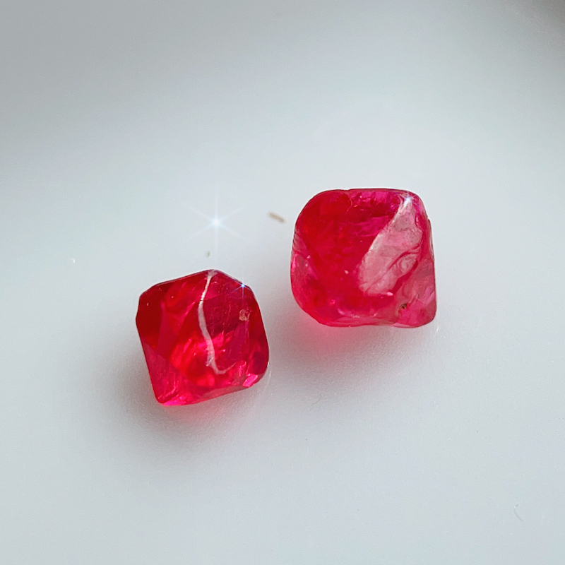 超美两颗尖晶石晶体 原石矿石未打磨 红色大红5mm的样子绝地武士