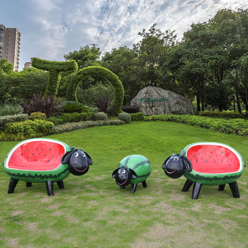 玻璃钢草莓水果羊雕塑景区幼儿园景观小品卡通绵羊坐凳摆件装饰品