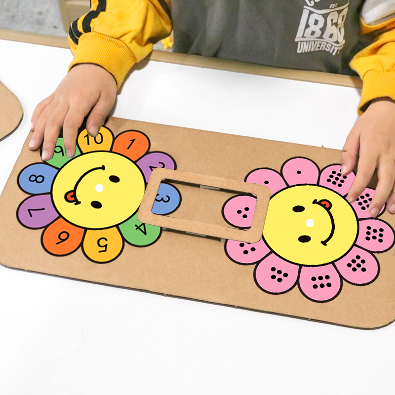 纸板自制玩教具花朵转盘幼儿园桌面游戏区域活动益智区角材料投放