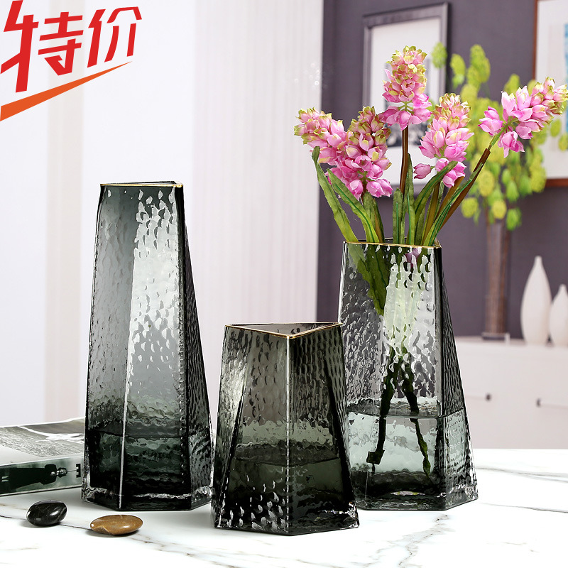 三角金边轻奢创意鲜花花瓶北欧现代简约玻璃透明插画水培百合客厅