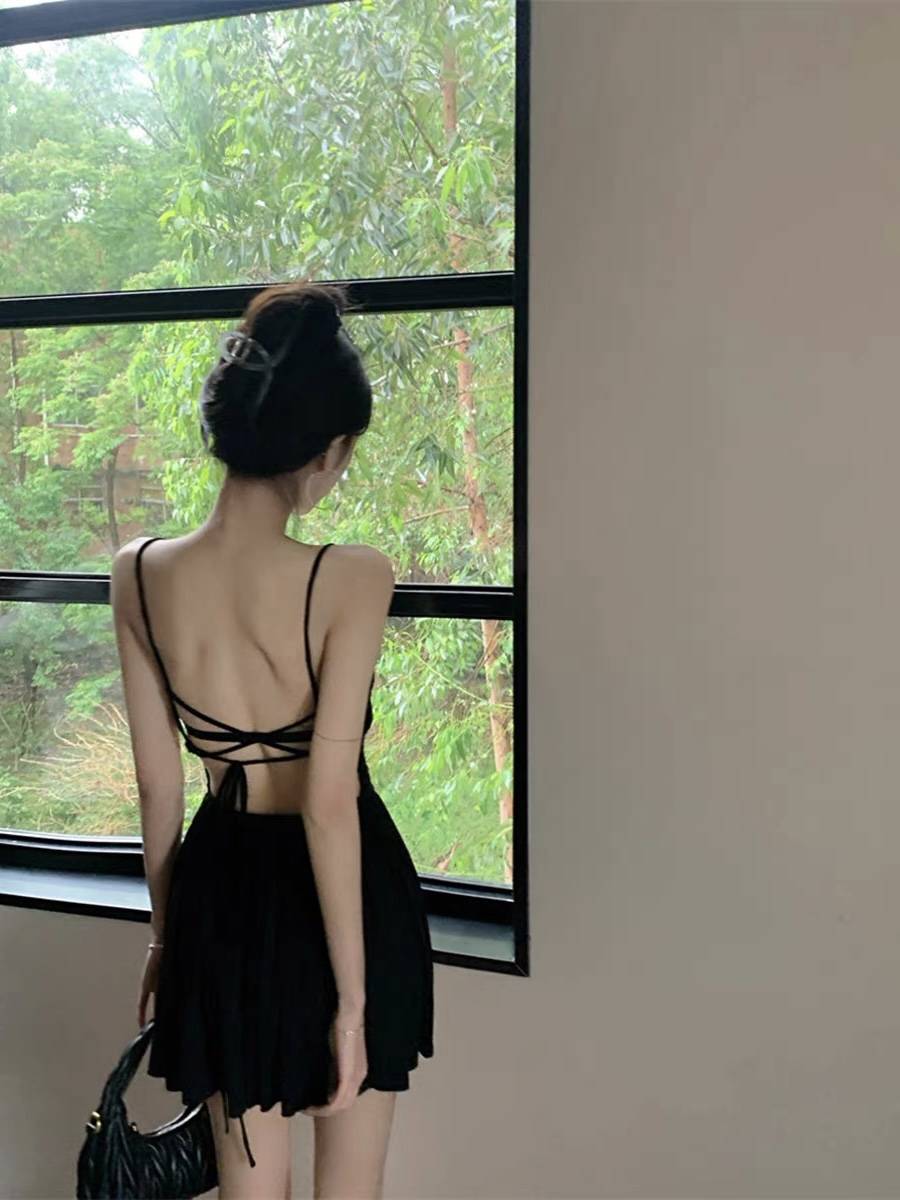 黑色吊带芭蕾风连衣裙女夏季2023新款法式赫本风露背开叉性感短裙