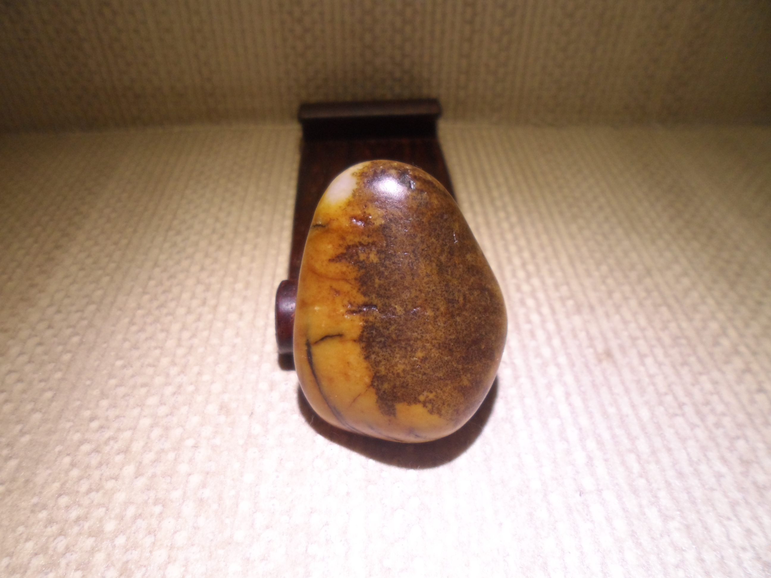 新疆和田玉籽料原石可鉴定，重19克，石包玉，白玉底，周身皮色