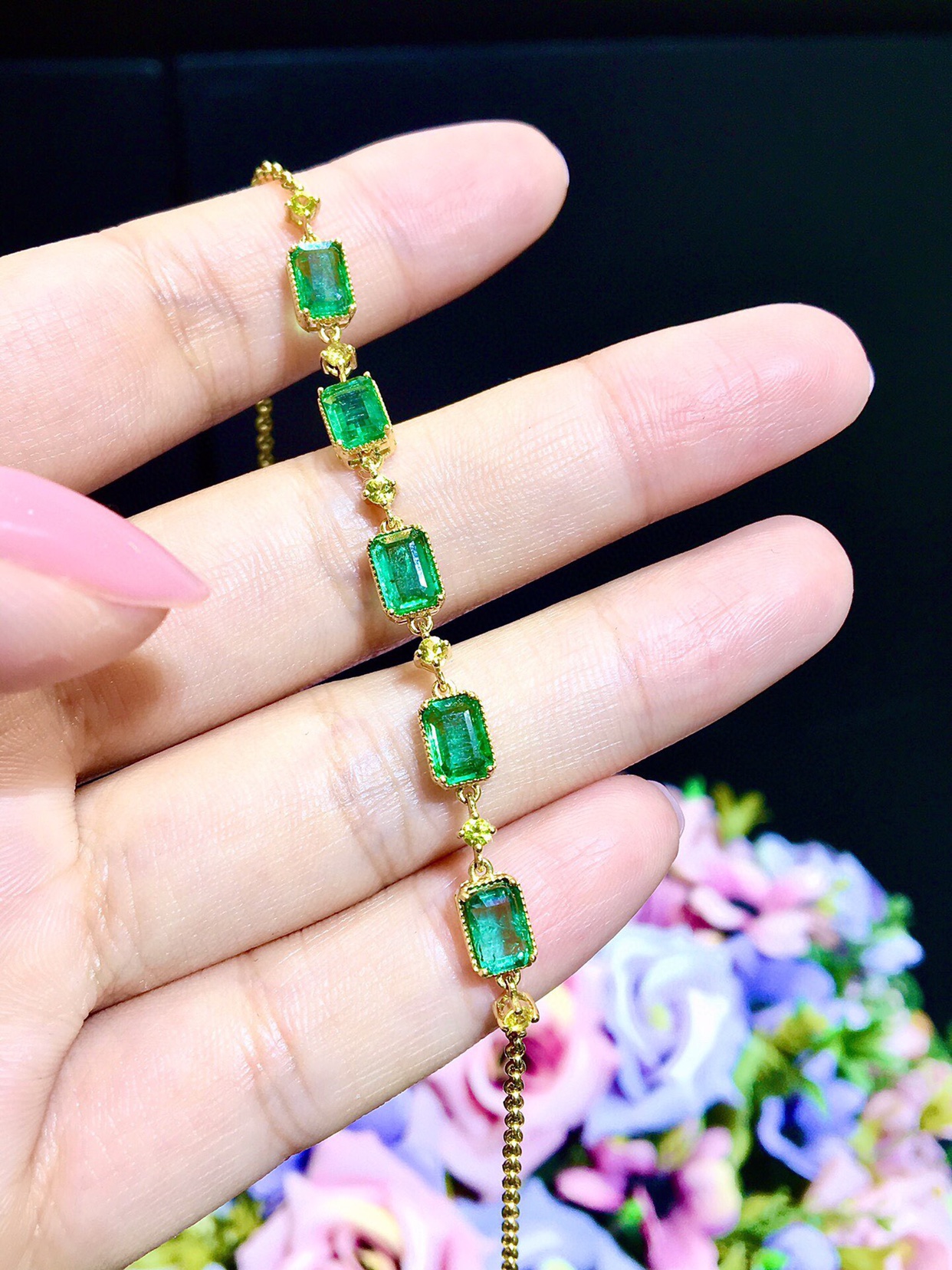 18k金祖母绿钻石手链，高品质祖母绿台面大，色泽浓艳vivid Green