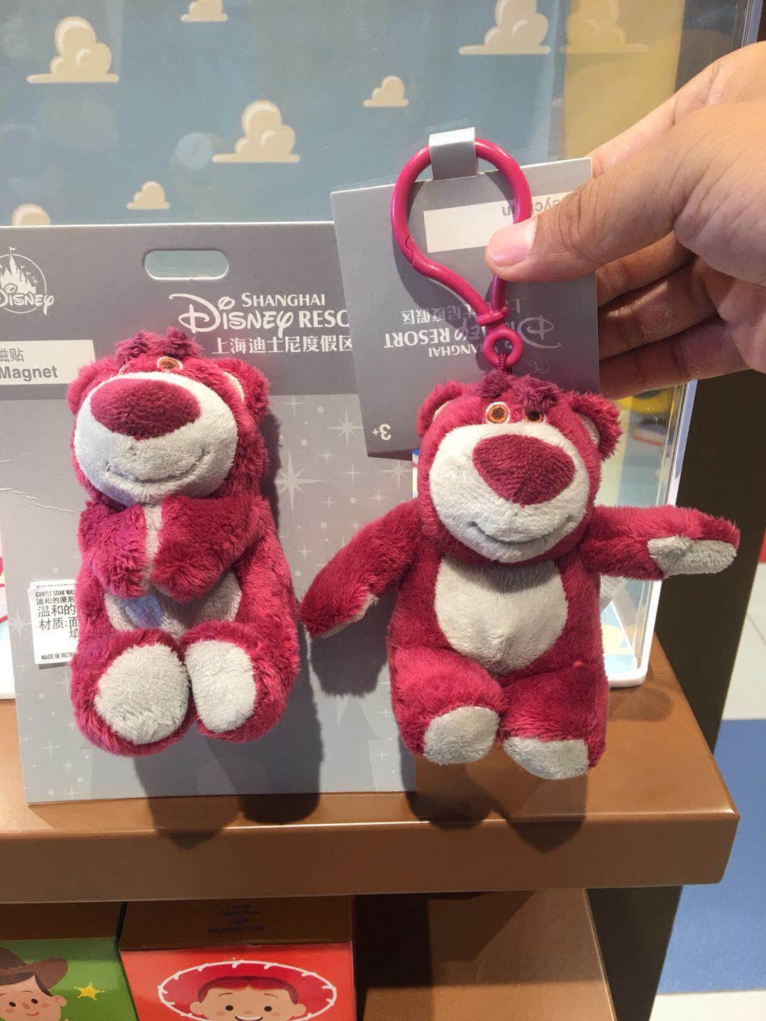 上海迪士尼国内代购草莓小熊草莓香味毛绒钥匙圈钥匙扣磁贴包挂件