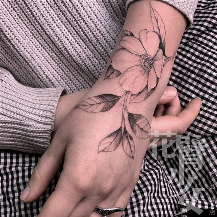纹身手背花朵