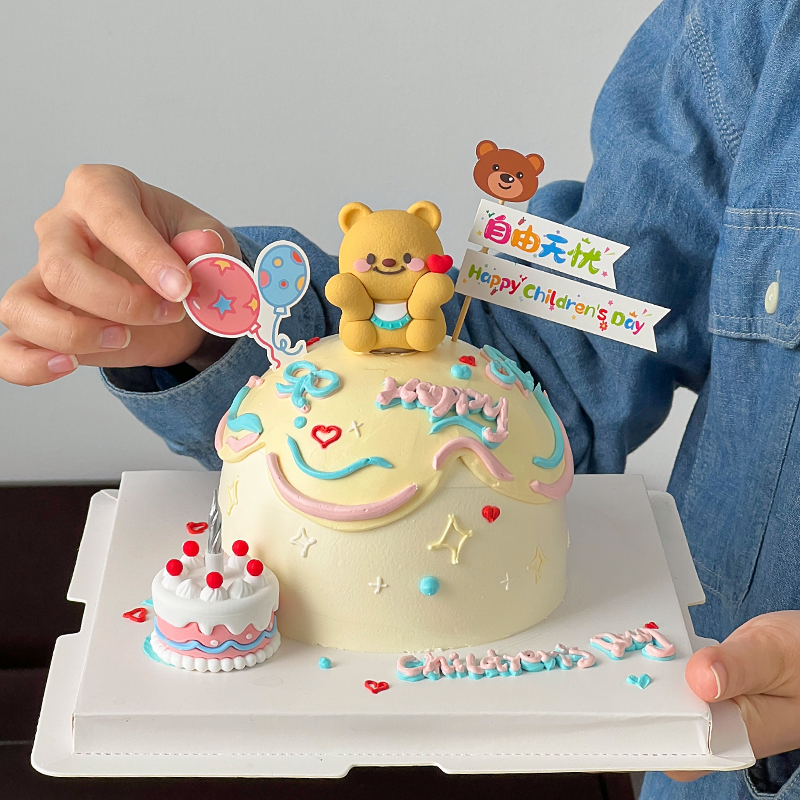 六一儿童节可爱比心围兜小熊蛋糕装饰黄油小熊摆件61快乐卡通插牌