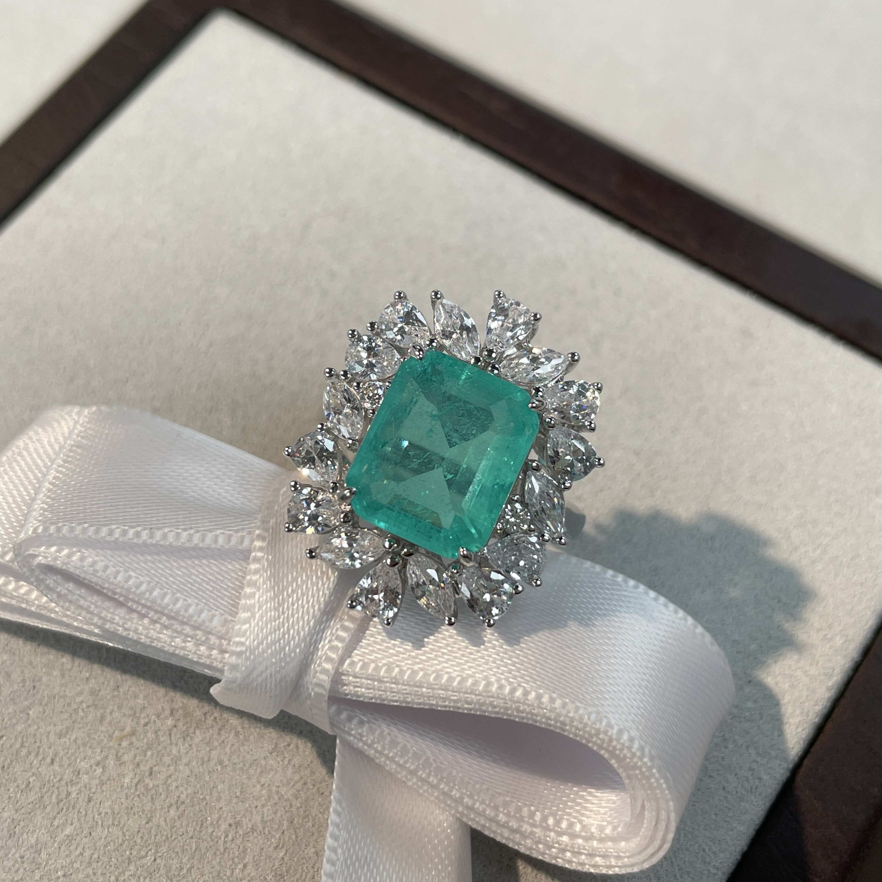 10克拉培育高碳钻S925纯银祖母绿戒指女带棉木佐色方包豪华满镶钻