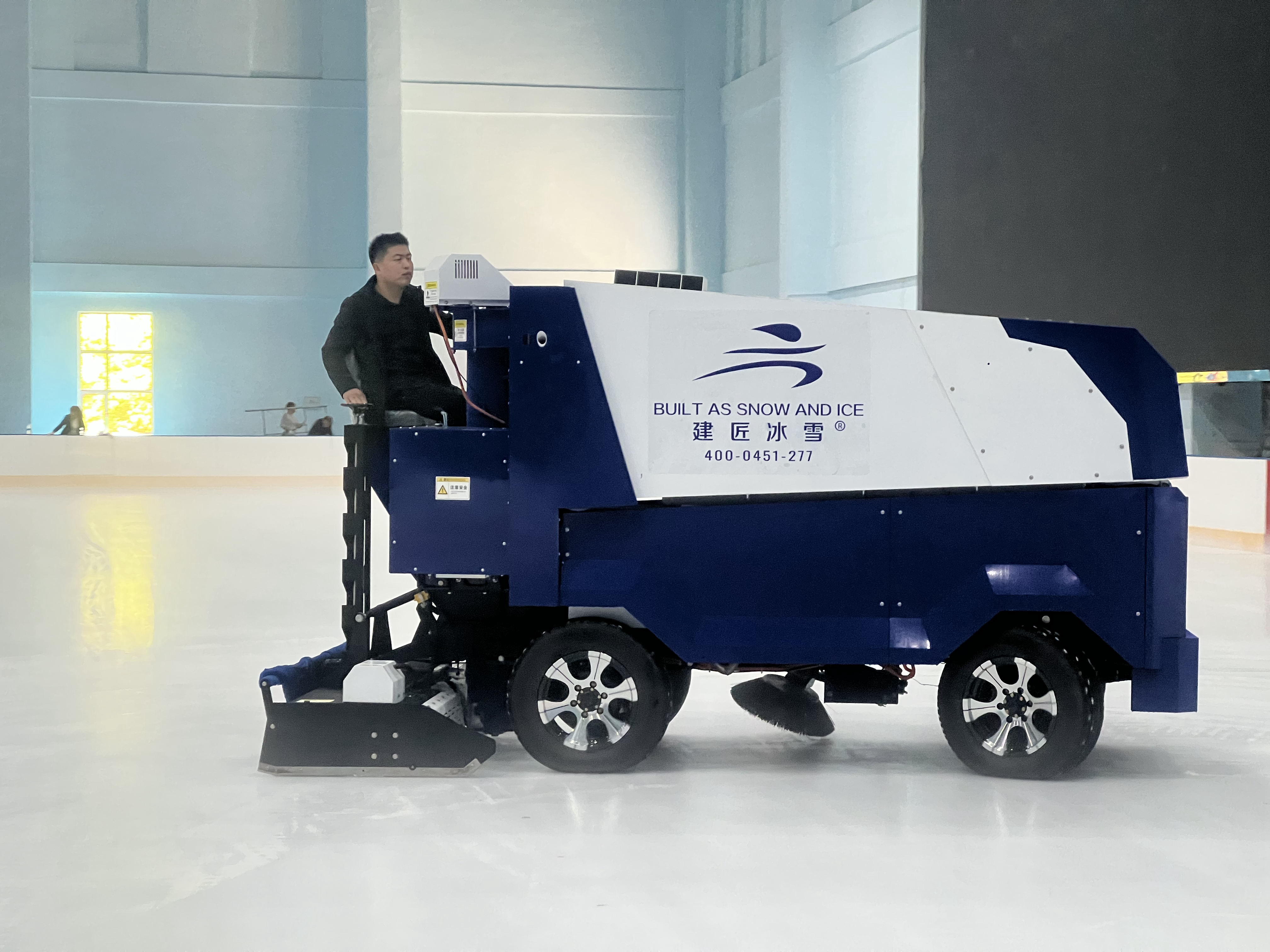电动浇冰车清冰车滑冰场设备冰面磨冰车1800平大型冰场
