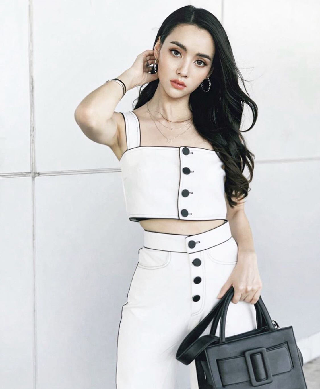 泰国泰剧女主套装 nira黑白色气质套装宽肩带九分裤