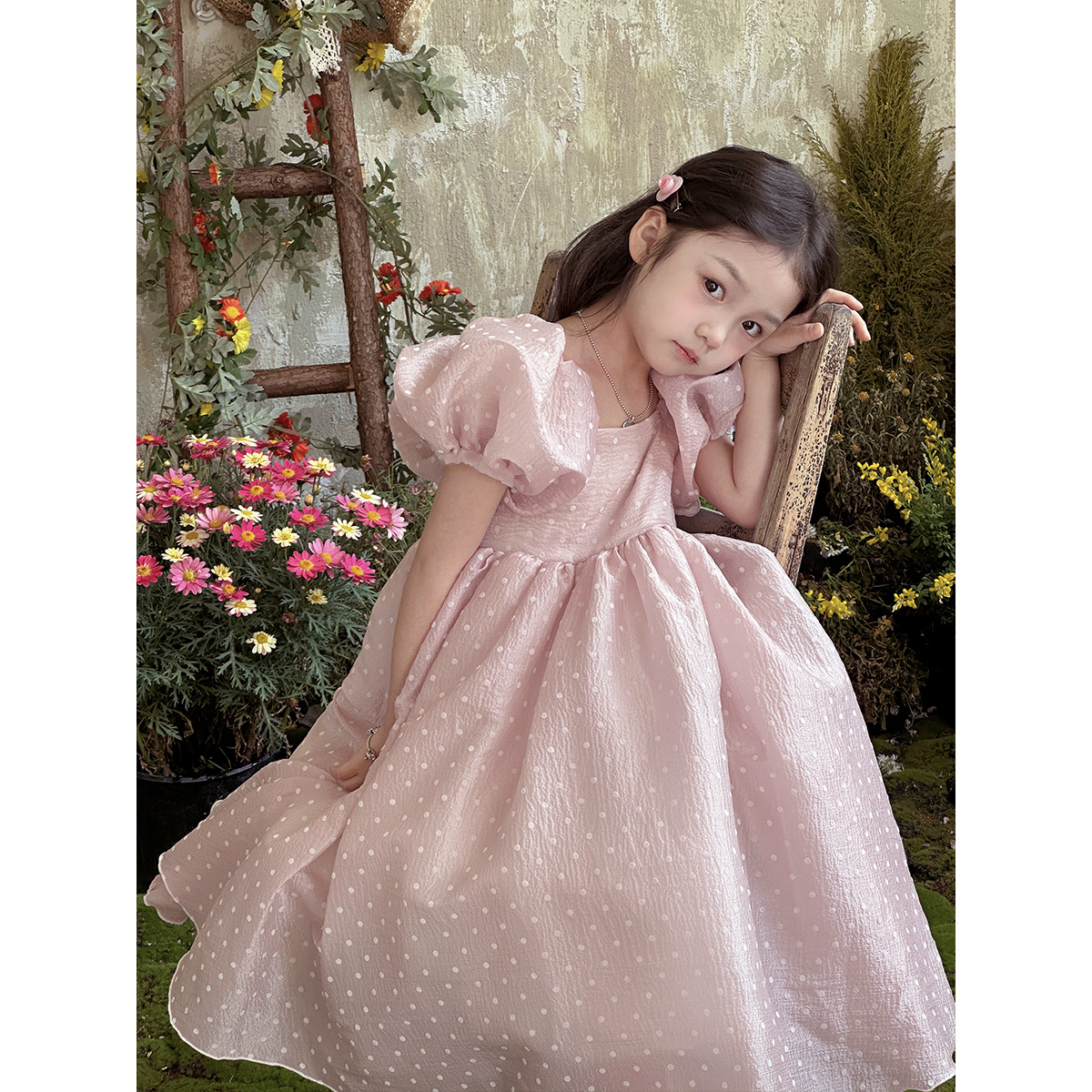 儿童粉色连衣裙