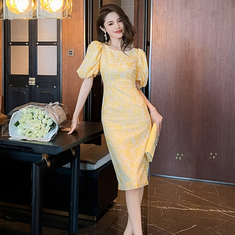 黄色印花泡泡袖连衣裙夏季洋气显瘦修身女人味优雅气质圆领包臀裙