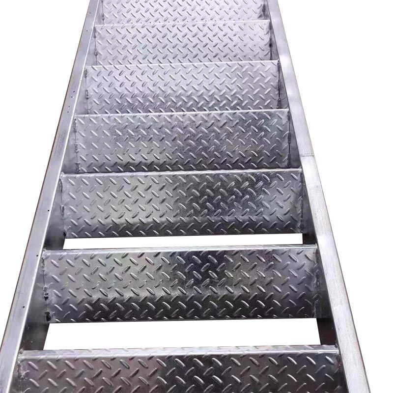 户外楼梯花纹踏步板防滑热镀锌花纹折弯踏步板钢结构楼梯踏步铁板