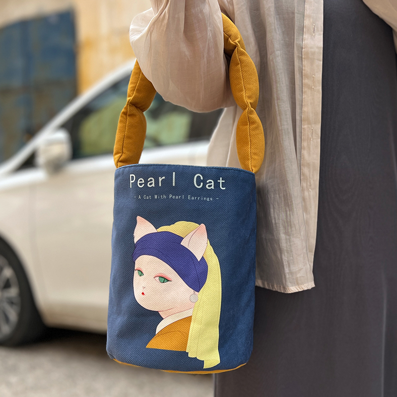 帆布原创名画戴头巾珍珠耳环的少女猫咪充棉肩带马蹄手提水桶包女