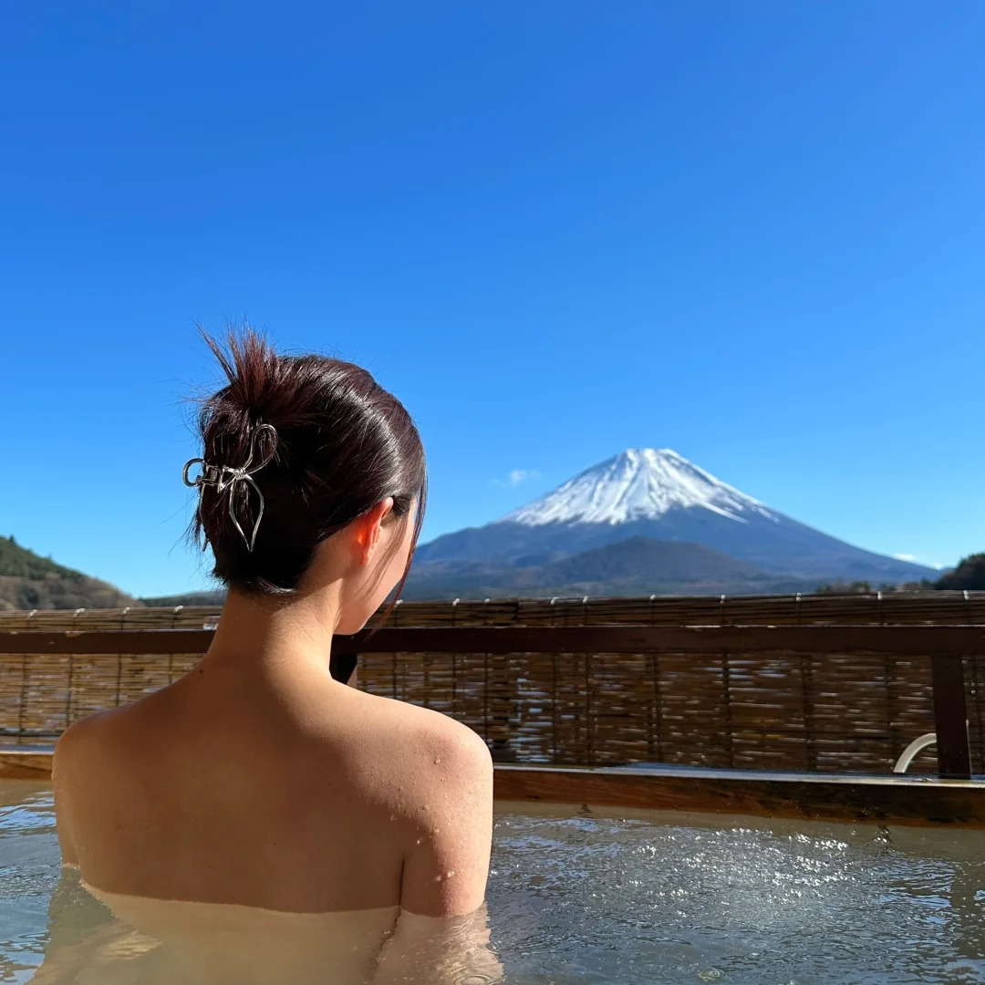 东京富士山一日游奥特莱斯泡汤忍野八海芝樱祭箱根温泉接送中导游