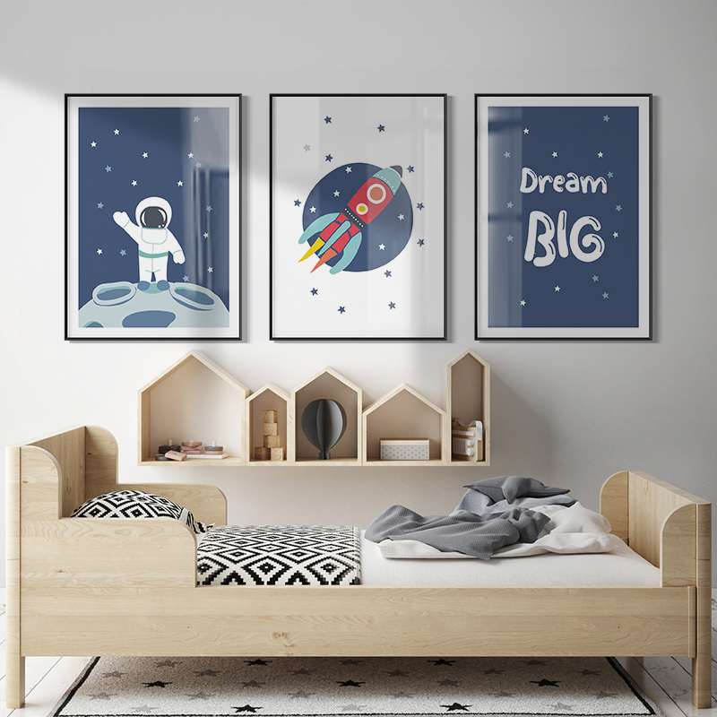 儿童房装饰画卡通宇航员火箭旋转木马英文数字北欧简约卧室三联画