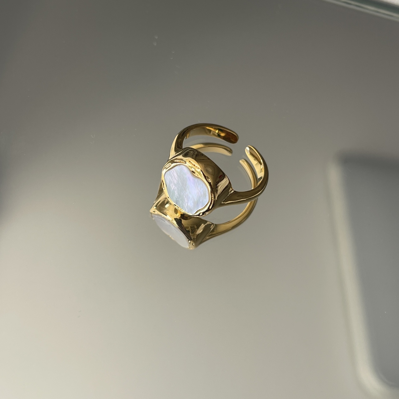 五彩斑斓的白。金色指环贝壳开口可调节戒指小众高级INS时髦叠戴