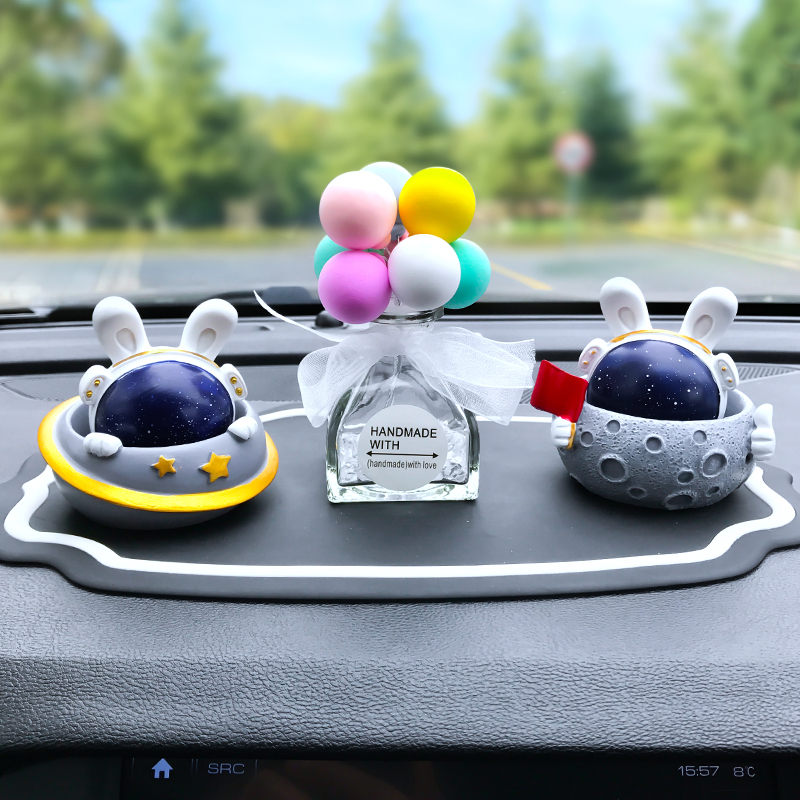 个性创意太空兔汽车摆件车内登月宇航员装饰品中控台摆饰新车礼物