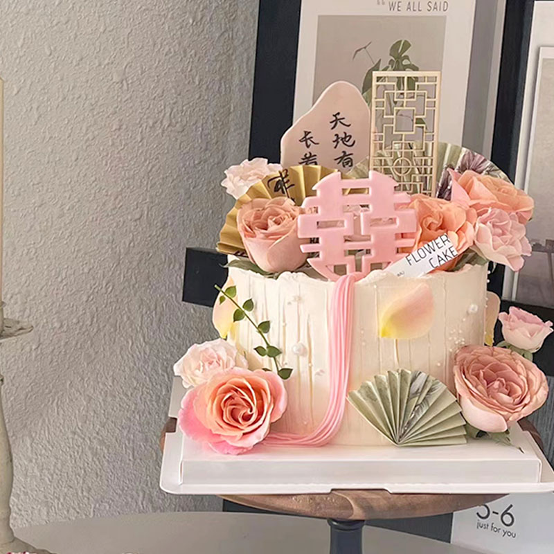 新中式结婚订婚喜字简约祝福蛋糕中式纸扇屏风摆件珍珠链花朵装饰