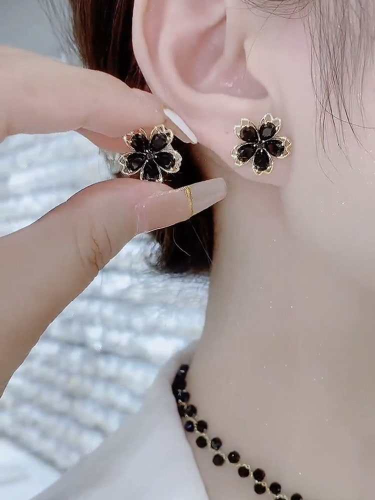 韩国网红轻奢高级感日常百搭精致耳钉时尚黑色锆石花朵甜美耳环女