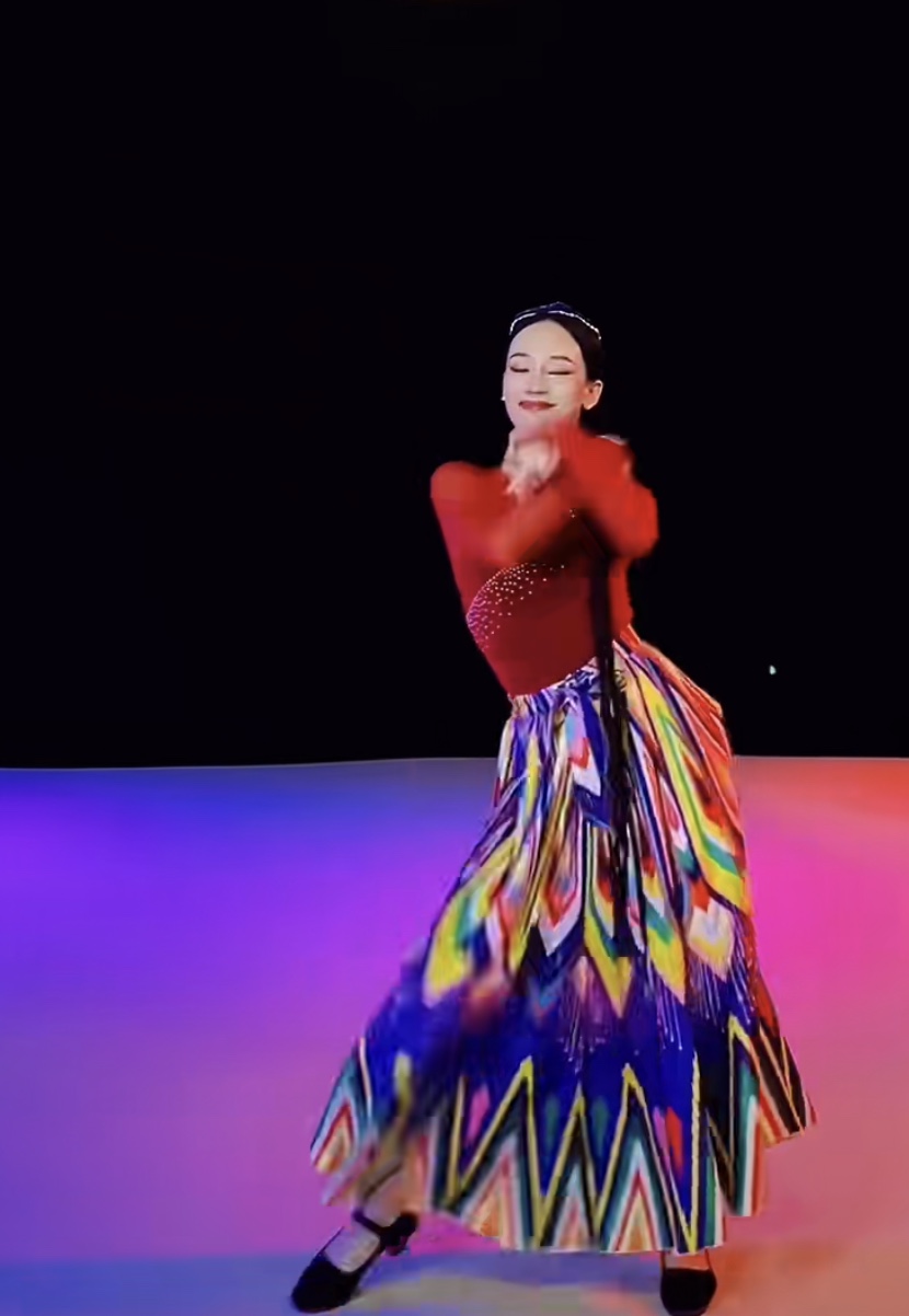 民族葡萄架下的篝火舞蹈新疆舞蹈民族服装舞台演出服装专业定制