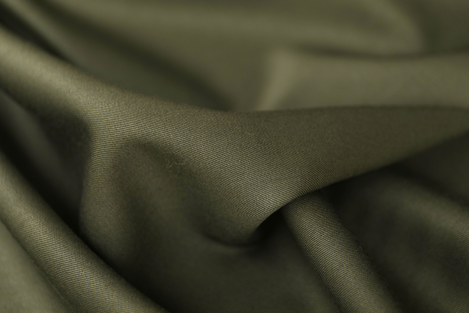 日产进口深褐军绿色细腻斜纹华达呢精纺羊毛面料设计师西装布料