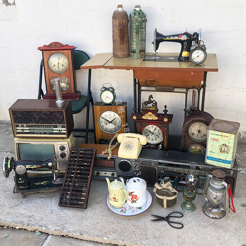 年代怀旧老物件民俗缝纫机算盘旧提灯老式收音机电视机钟表摆件批