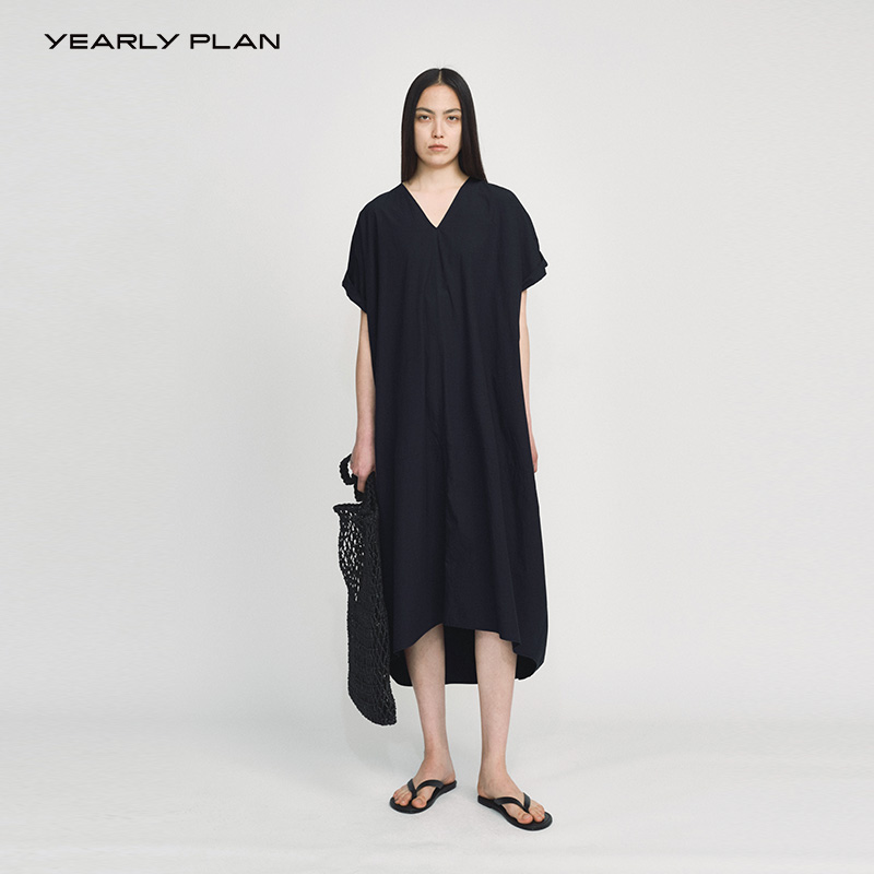 YEARLY PLAN 2024年夏季新款简约气质V领大廓形纯棉连衣裙女