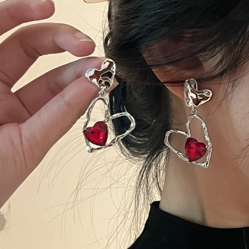 [楼哈哈]新年耳饰品红色宝石爱心耳钉设计感甜酷耳环本命年礼物女