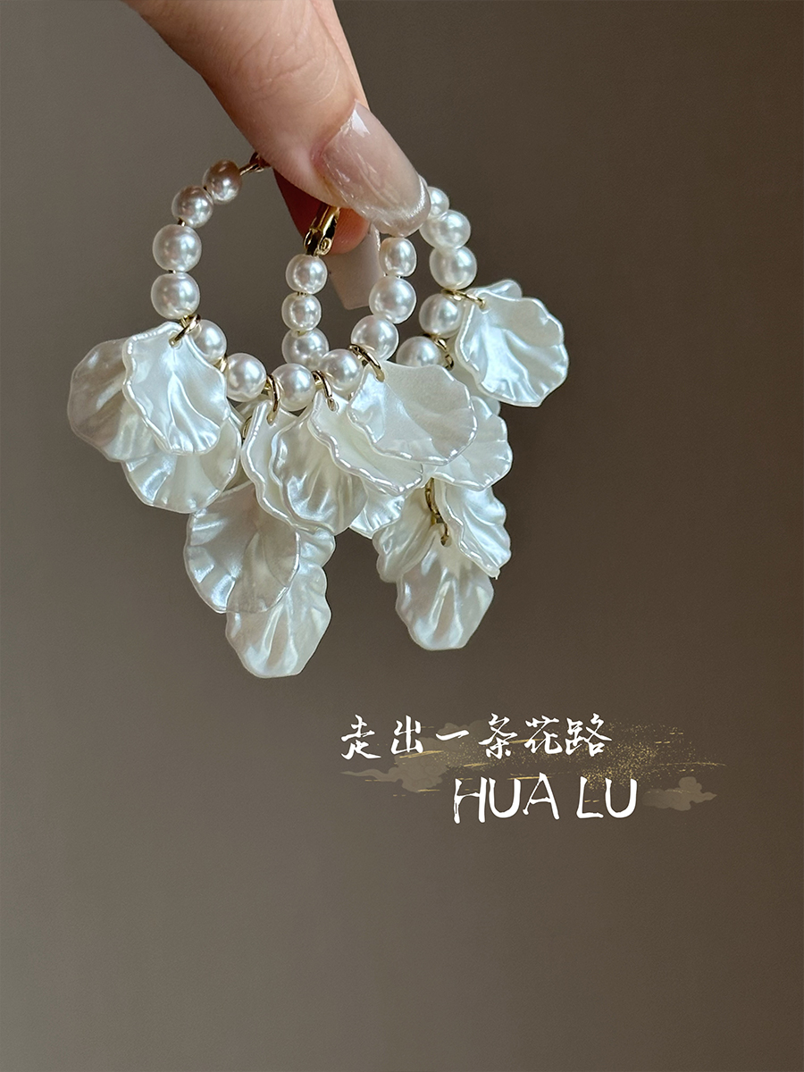 HUALU-风吹过的声音~珍珠花瓣超仙法式温柔复古白色贝壳耳环耳夹