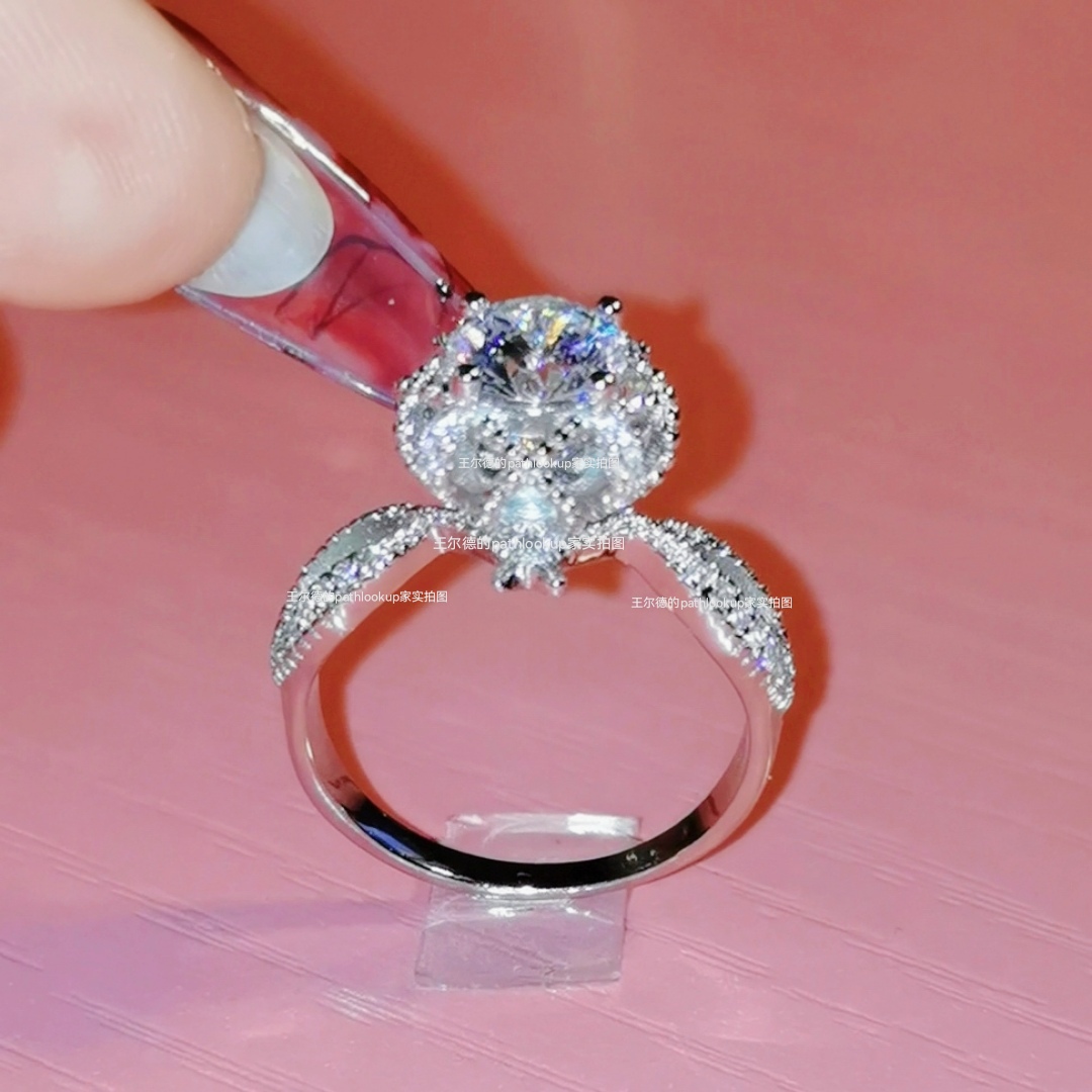 18K金进口高碳钻石戒指女 一克拉幸福的花苞婚戒婚礼仿真道具钻戒