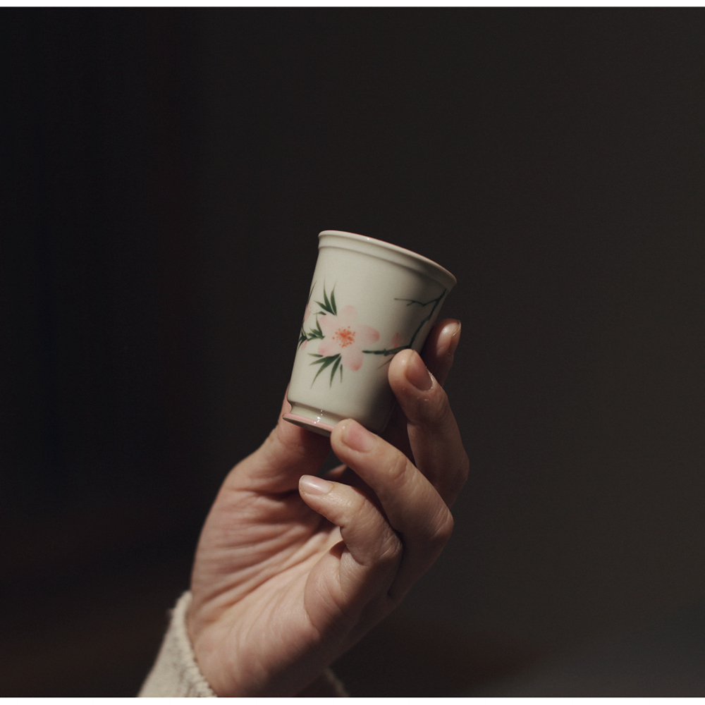 |勿念|《粉桃花》草木灰品雅品茗杯米色茶具闻香杯手绘釉下彩陶瓷