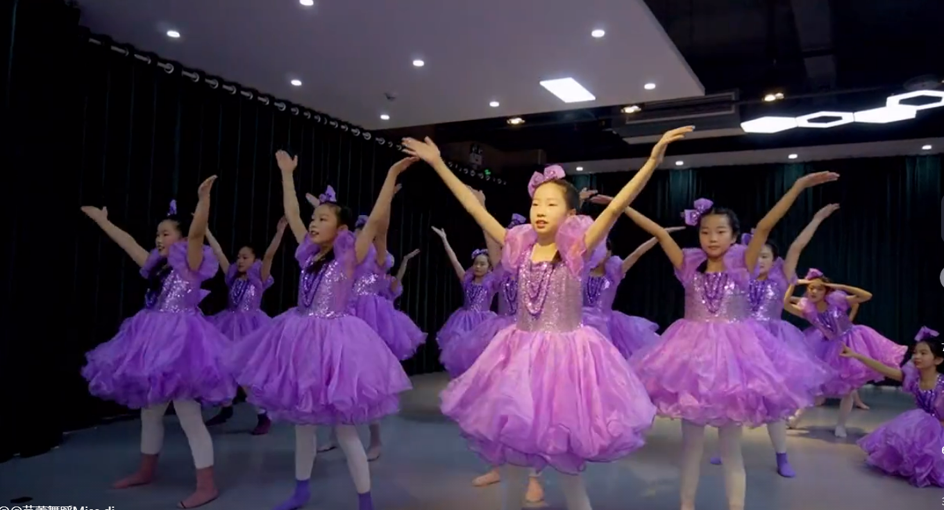 紫色的演出幼儿园儿童蓬蓬纱啦啦操公主奇妙裙可爱演出服惊喜六一
