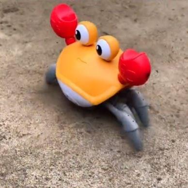 抓不住的螃蟹儿童电动自动感应逃跑横着走的q萌螃蟹行走的玩具