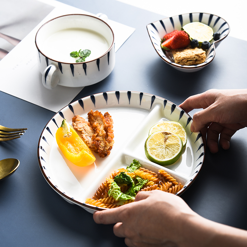 日式家用陶瓷减脂儿童分格盘分隔菜盘精致爱心分餐盘一人食早餐盘