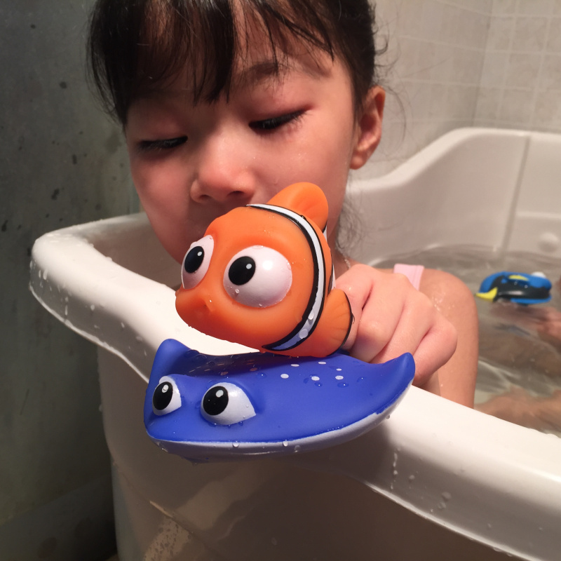男女宝宝洗澡戏水搪胶小动物公仔装饰品漂浮乌龟鲨鱼儿童喷水玩具