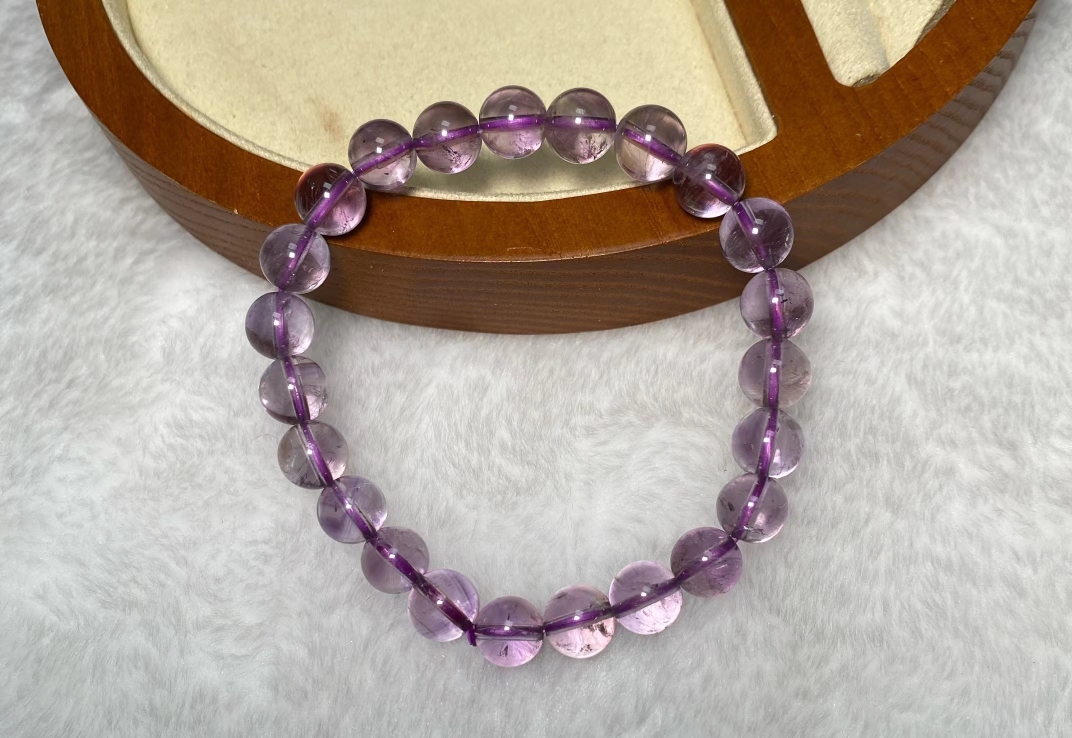 紫水晶手链淡淡的薰衣草紫色，神秘又美丽，天然水晶会有棉絮包体