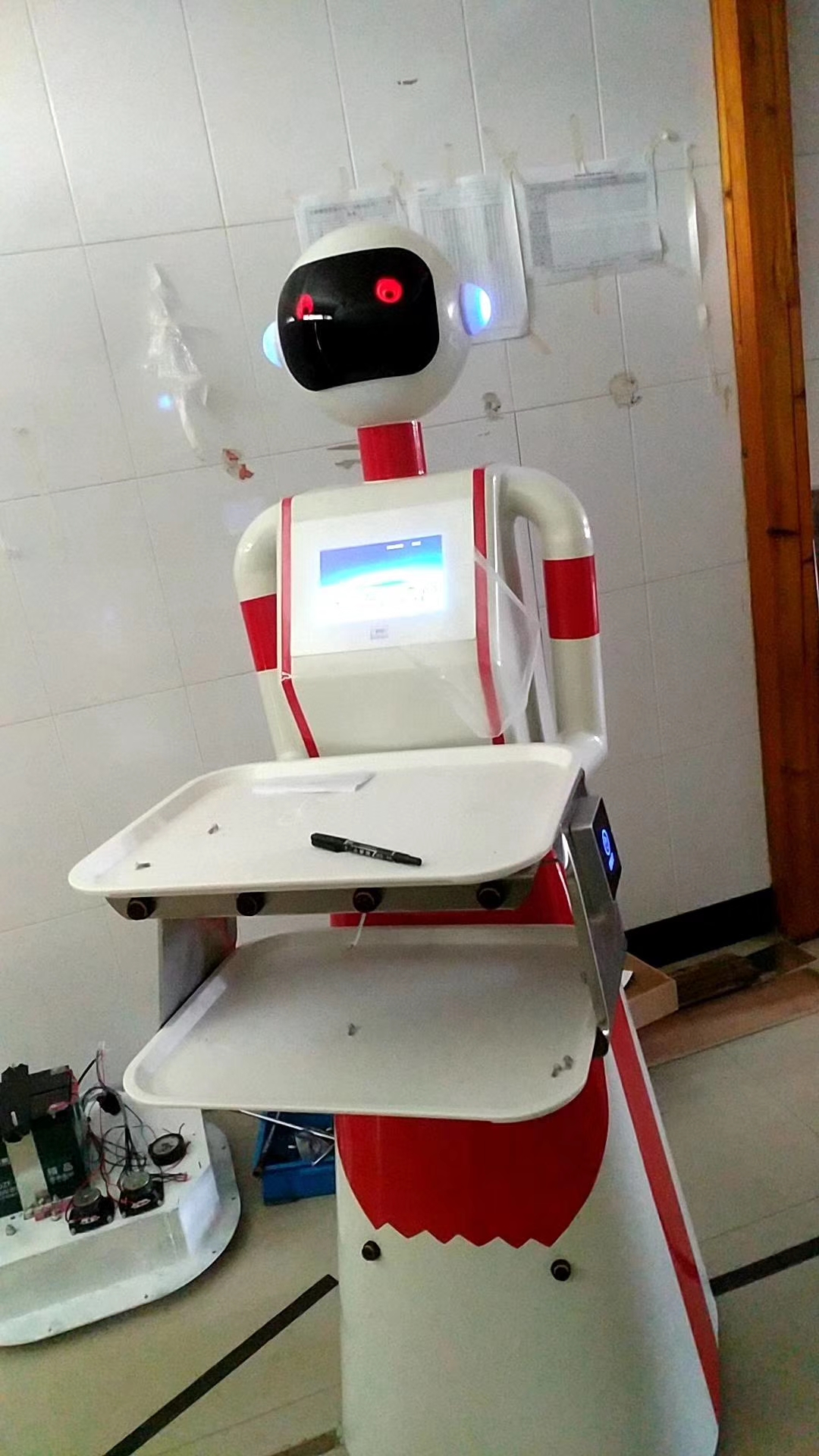 餐厅服务员人工迎宾机器人前台传菜饭店智能商用多功能送餐全自动