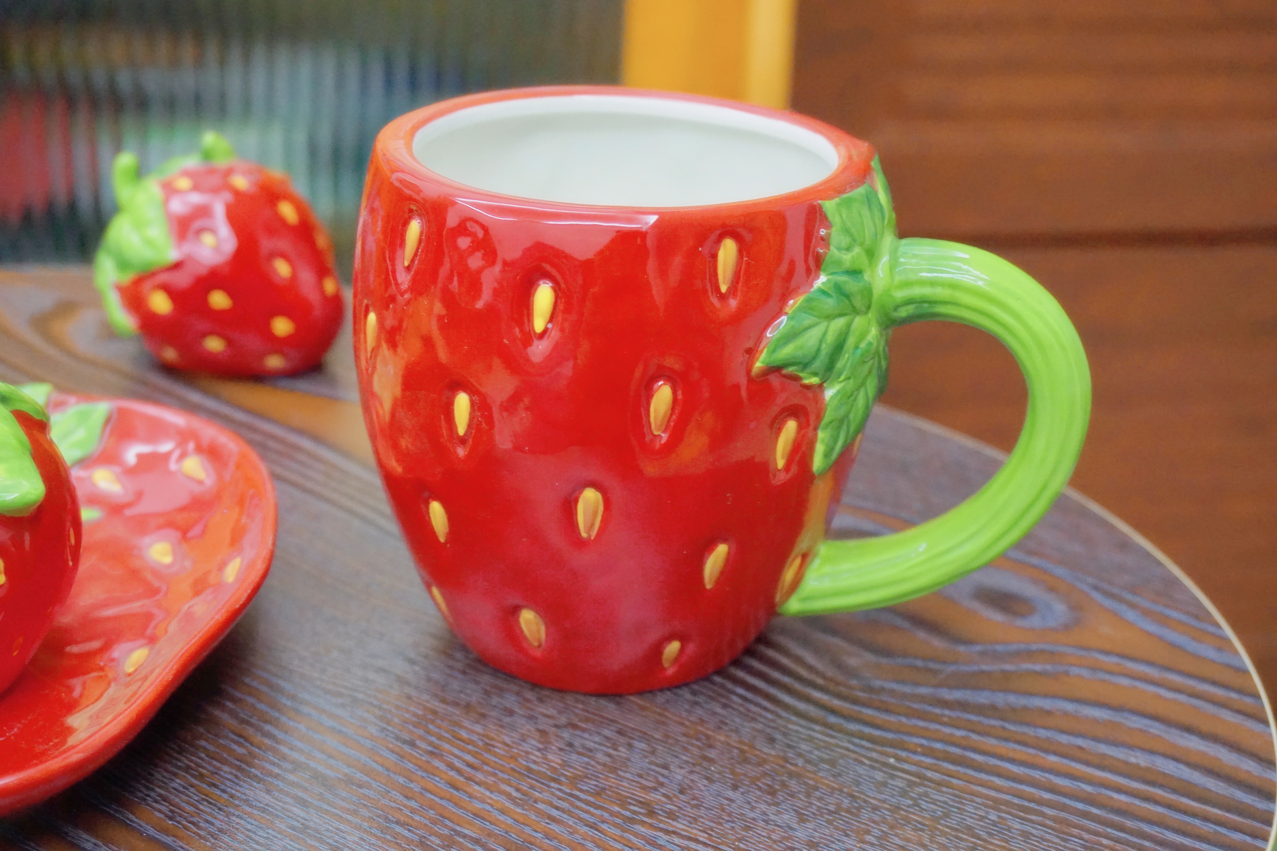 复古手绘浮雕草莓陶瓷早餐杯咖啡泡杯酸奶谷物杯大容量生日礼物杯