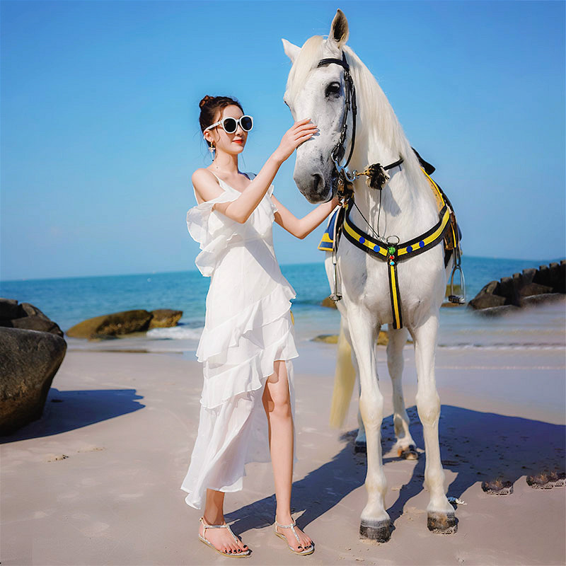 旅行路上沙滩裙新款小个子超仙白色度假吊带露肩连衣裙女旅游长裙