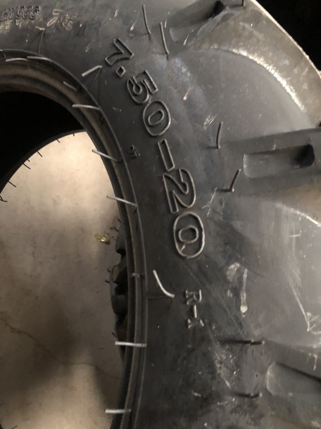 750-20人字环燕轮胎 四轮拖拉机轮胎 质量可靠 超级耐磨